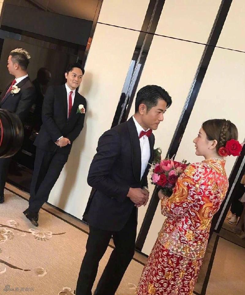 Suốt lễ cưới, hình ảnh về Phương Viện khá hiếm hoi. Nguồn tin cho hay Phương Viện được đưa đến khách sạn bằng phi cơ riêng và sau đó ở lại đây để chuẩn bị cho lễ cưới. Cô không hề xuất hiện trước ống kính như ông xã nổi tiếng. Đây là phút giây cô xúc động khi nhận được lời thổ lộ tình cảm sống chung đến trọn đời từ chú rể.