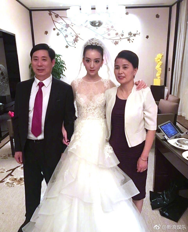 Tối cùng ngày, Phương Viện thay đổi trang phục dự tiệc cưới. Cô bị đặt nghi vấn mang thai khi liên tục lộ vòng hai khá lớn. Bố mẹ Phương Viện dặn dò Quách Phú Thành: 