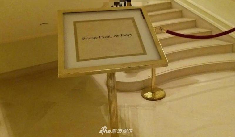 Khu vực tổ chức tiệc đã bị treo biển hạn chế người. Quách Phú Thành sinh năm 1965, thuộc lứa sao nổi tiếng nhất Hong Kong thập niên 1990. Tài tử có tiếng đa tình khi vướng nghi vấn hẹn hò nhiều người đẹp trong showbiz. Đáng chú ý nhất là mối tình kéo dài 7 năm với Hùng Đại Lâm.