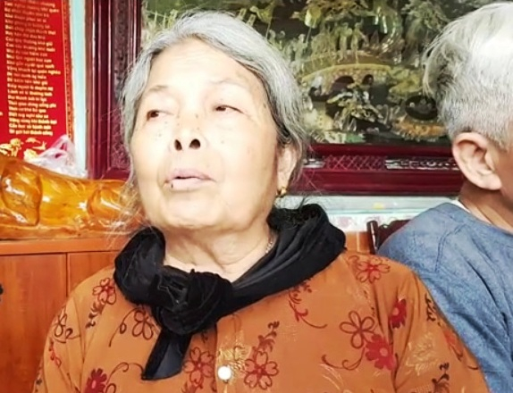 Hàng xóm và người thân chưa hết bàng hoàng sau cái chết thương tâm của bà TH. (ảnh ĐT)