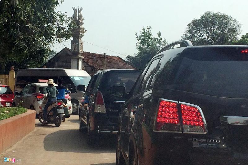 Lối vào cổng, xe xếp hàng dài vài trăm mét. Một số ôtô trên đường quay ra gặp khó khăn.