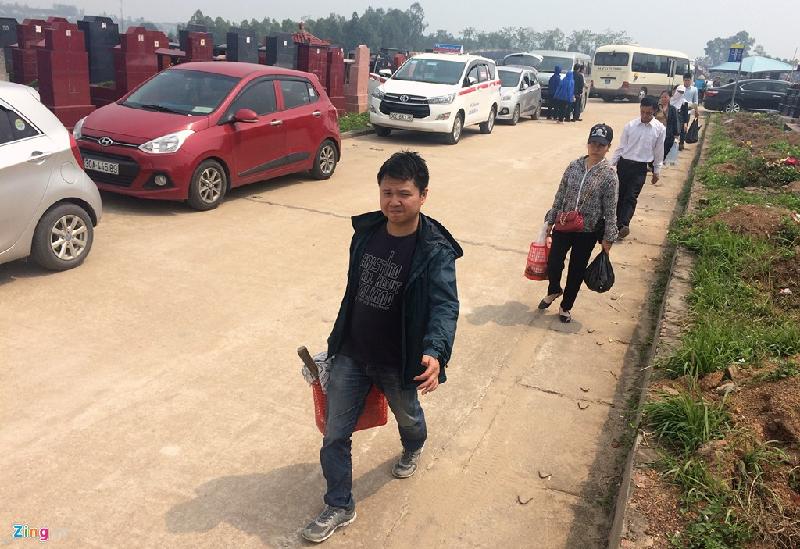 Nhiều xe phải đỗ từ xa trả các thành viên xuống đi bộ cả cây số. Nghĩa trang rộng lớn này có tới hơn 120.000 ngôi mộ.