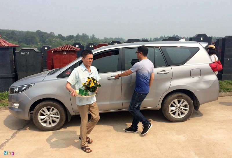 Những ngôi mộ thời điểm này sẽ được dọn dẹp sạch sẽ, vun đắp thêm đất mới. Đó là những tâm đức của người đang sống đối với người đã khuất.