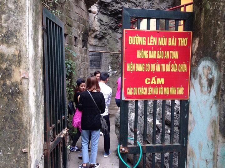 Biển cấm du khách lên núi 