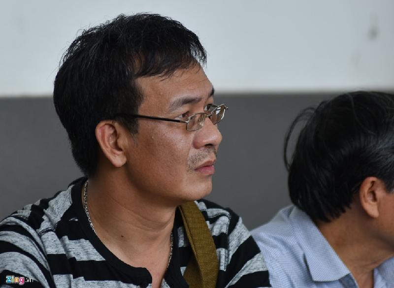 Xuân Bắc, Công Lý lặng người tiễn biệt nghệ sĩ Duy Thanh hình ảnh 11 Diễn viên Đức Khuê ngồi lặng lẽ ở tang lễ nghệ sĩ Duy Thanh.