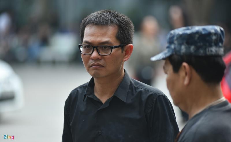 Xuân Bắc, Công Lý lặng người tiễn biệt nghệ sĩ Duy Thanh hình ảnh 12 NSND Trung Hiếu bùi ngùi khi đến nhìn mặt đồng nghiệp lần cuối.