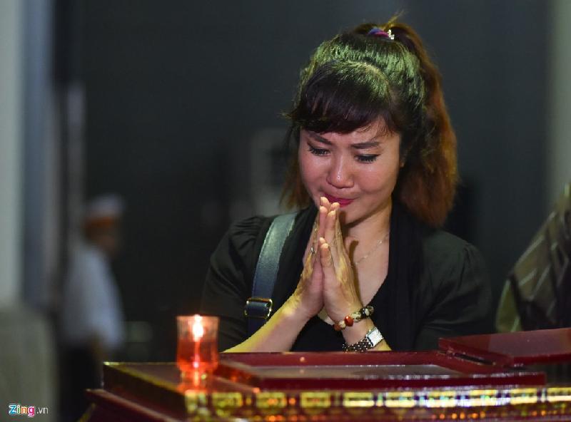 Xuân Bắc, Công Lý lặng người tiễn biệt nghệ sĩ Duy Thanh hình ảnh 13 Ai cũng xúc động trước sự ra đi của ông ở tuổi 60 sau hai năm chống chọi với bệnh tật. Cố nghệ sĩ Duy Thanh từng bày tỏ nguyện vọng hiến xác cho y học sau khi mất, nhưng vì cùng lúc mắc hai căn bệnh ung thư, một số bộ phận nội tạng đã bị khiếm khuyết nên các bác sĩ bảo điều đó khó thực hiện.