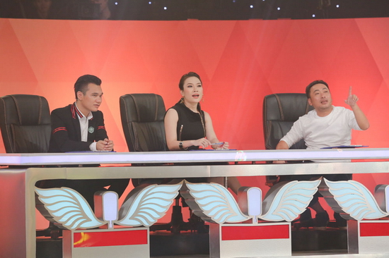 Bất ngờ, Khắc Việt nhận xét đây là phần thi tốt nhất từ đầu chương trình đến giờ kiến thí sinh cảm kích. Bên cạnh đó, anh chỉ ra thí sinh nam có ưu điểm trình diễn tự tin và chuyên nghiệp. Tuy nhiên giống những thí sinh trước, Đoàn Tuấn mắc lỗi phát âm chưa rõ lời và được nam ca sĩ nhắc nhở.