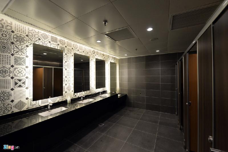 Toàn cảnh nhà ga quốc tế Đà Nẵng 3.500 tỷ sắp khánh thành hình ảnh 17 Toilet được thiết kế với nhiều loại gam màu, sử dụng vật liệu xây dựng hiện đại, trang trí bắt mắt.