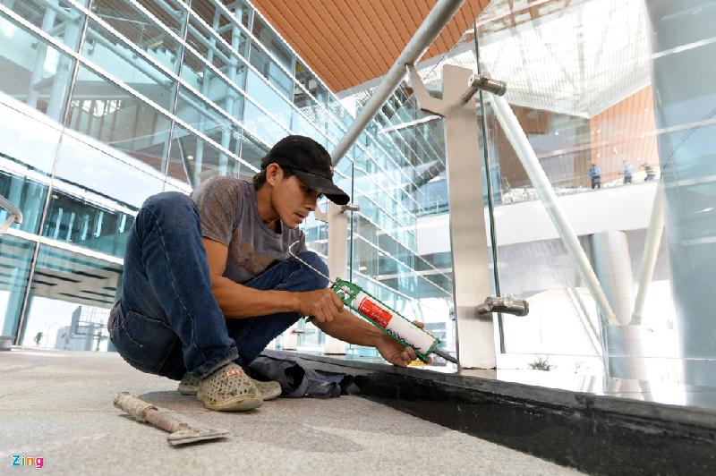 Toàn cảnh nhà ga quốc tế Đà Nẵng 3.500 tỷ sắp khánh thành hình ảnh 19 Chiều 10/5, trước thời điểm khánh thành 9 ngày, lực lượng công nhân hối hả hoàn tất các công đoạn làm đẹp, trang trí các chi tiết tại nhà ga.