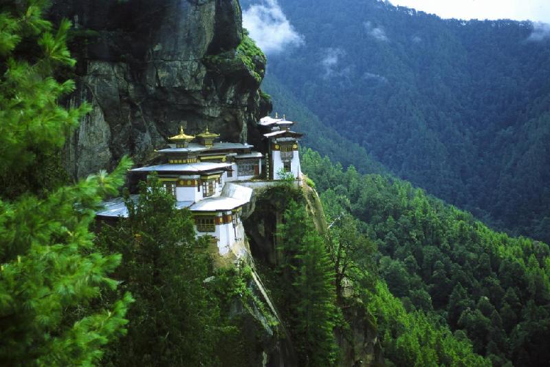 10 điều lý thú ở quốc gia hạnh phúc nhất thế giới hình ảnh 2 2. Hổ biết bay: Đến Bhutan, du khách có thể ghé qua tu viện Phật giáo Paro Taktsang nổi tiếng, nằm cheo leo trên vách đá giữa lưng chừng mây ở thung lũng Paro. Truyền thuyết kể rằng, vào thế kỷ thứ 8, đại sư Liên Hoa Sinh đã ngồi trên lưng một con hổ cái bay đến đây từ Tây Tạng. Đại sư Liên Hoa Sinh đã truyền Phật giáo Mật tông khắp đất nước Bhutan và Tây Tạng vào những năm 700. Ông thiền định trong các hang động - sau gọi là tu viện, hay hang hổ - trên núi trong 3 năm, 3 tháng, 3 tuần, 3 ngày và 3 giờ. Trong số này, tu viện Paro Taktsang nổi tiếng nhất. Ảnh: Speakzeasy.