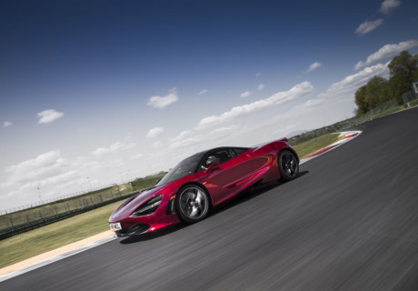 720S có thể đạt 100 km/h trong vòng dưới 3 giây và đạt tốc độ tối đa 341 km/h.