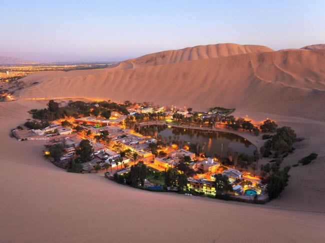 Huacachina là ốc đảo gần thành phố Lima, Peru. Hồ nước trên sa mạc này từng là nơi nghỉ dưỡng của tầng lớp thượng lưu từ thời Ica. Nhưng hiện tại, nó trở thành điểm dừng chân của những du khách ba lô, với các hoạt động như lướt ván trên cát hay đua xe địa hình.