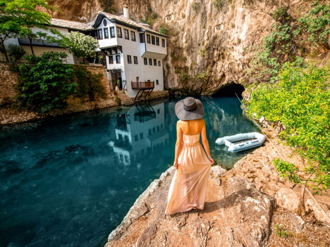 Những ai tới ngôi làng Blagaj ở Bosnia & Herzegovina, thường bị choáng ngợp trước vẻ uy nghi của tu viện Blagaj Tekke dành cho các thầy tu đạo Hồi. Du khách có thể vào tham quan bên trong và ngắm cảnh dòng sông Buna cạnh đó.