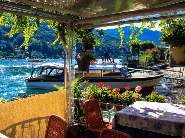 Vào những năm 1600, Isola Bella từng là một hòn đảo cằn cỗi giữa hồ Maggiore, Italia. Nhưng sau đó, nó đã được biến thành vùng đất màu mỡ với những lâu đài và vườn hoa đẹp như tranh vẽ.