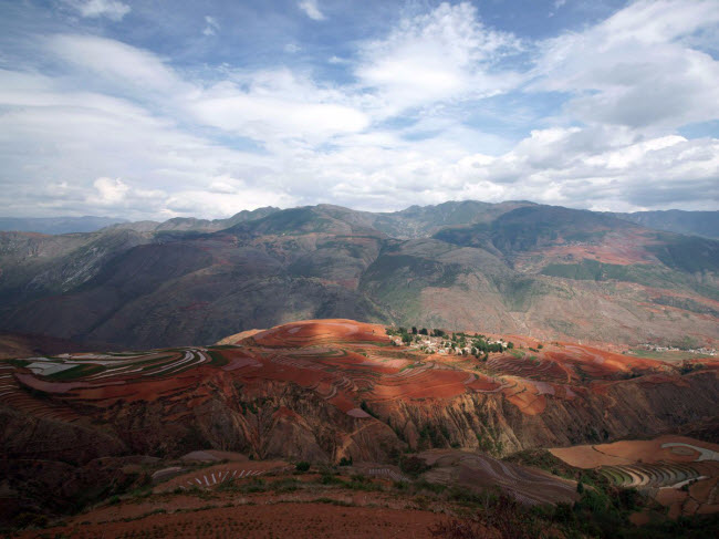 Vùng đất đỏ Dongchuan nằm thành phố Côn Minh, tỉnh Vân Nam, Trung Quốc. Đất ở khu vực này chứa nhiều ôxít sắt và khoáng chất khiến nó có màu đỏ đặc trưng.