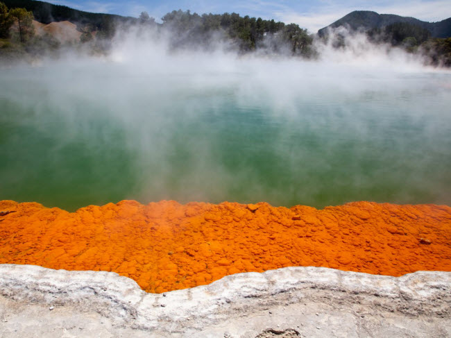 Thành phố Rotorua ở New Zealand nổi tiếng với những dòng suối nước nóng và hồ bùn. Tại đây, du khách cũng có thể tham gia các môn thể thao nước hấp dẫn.