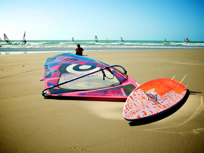 Jericoacoara là một làng chài nhỏ gần thành phố Fortaleza, Brazil. Đường phố ở đây được làm bằng cát, trong khi các bãi biển dài nhiều km. Thị trấn là địa điểm ưa thích của những người thích lượt ván dù từ khắp thế giới.