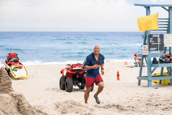 Đây là một trong những điểm đặc biệt mà Baywatch: Đội cứu hộ bãi biển sẽ tích cực khai thác. Chắc chắn, bộ phim sẽ biến lời thoại của các diễn viên thành một màn trình diễn ngôn ngữ “người lớn” khiến khán giả vừa phải ôm bụng cười vừa phải chăm chú theo dõi các tình tiết chớp nhoáng trên màn ảnh.