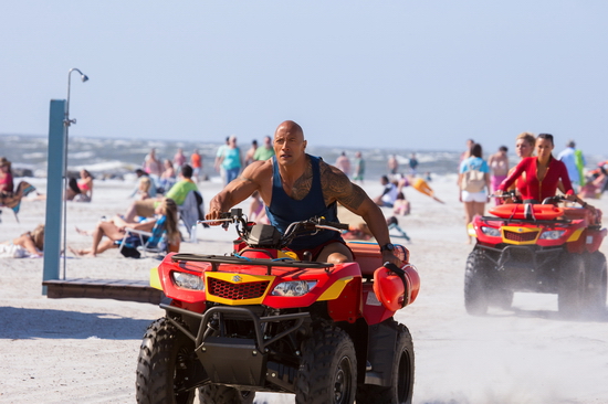 3.    Mãn nhãn với vô số cảnh khói lửa trong Baywatch, xứng tầm “Avengers bãi biển”  Baywatch được các thành viên của đoàn làm phim đùa vui là phiên bản “Avengers trên bãi biển”, khi tập hợp vô số các cảnh chiến đấu cháy nổ không thua kém một bộ phim hành động mãn nhãn nào. Đó cũng là một trong những lí do bạn không thể bỏ lỡ tác phẩm, bởi nếu so với phiên bản truyền hình thập niên 90 thì đội cứu hộ trẻ trung và mạnh mẽ của Baywatch: Đội cứu hộ bãi biển giống như là một đội siêu anh hùng mặc đồ bơi vậy.  (Dwayne Johnson rất thích thú với ý tưởng dàn dựng các pha mạo hiểm từ bờ biển đến thách thức khói lửa với biển cả trong Baywatch Đội cứu hộ bãi biển)