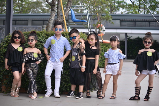 Lo lắng khi mẫu nhí Hà Nội “già trước tuổi”, Xuân Lan viết tâm thư mong các em đừng đánh mất sự hồn nhiên  Sau buổi casting, siêu mẫu Xuân Lan và ekip đã lựa chọn ra được những gương mặt mẫu nhí tiềm năng sẽ sải bước trên sàn diễn của VJFW’17.  Đánh giá cao sự tự tin của các model nhí Hà Nội, song Xuân Lan cũng thẳng thắn chia sẻ lo lắng của mình với các bậc phụ huynh khi nhiều mẫu nhí được trang điểm, làm tóc, ăn vận và trình diễn như người lớn, vô tình làm đánh mất sự hồn nhiên, ngây thơ đúng với lứa tuổi của mình – điều mà Xuân Lan và VJFW’17 muốn tìm kiếm và phát huy cho các bé. 