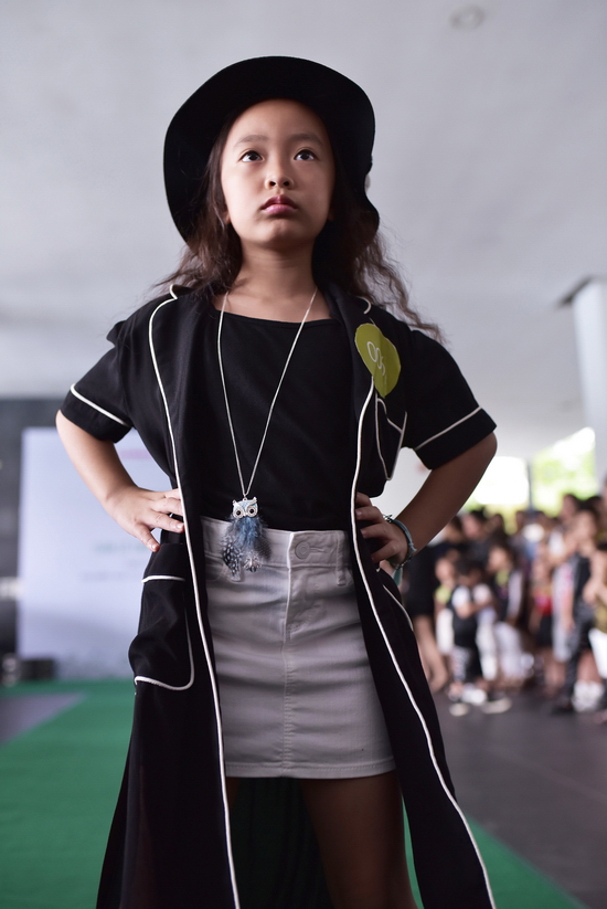 Các người mẫu nhí trình diễn khả năng catwalk trước Ban giám khảo