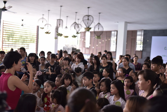 Rất đông phụ huynh đưa con em đến đăng ký tham gia casting