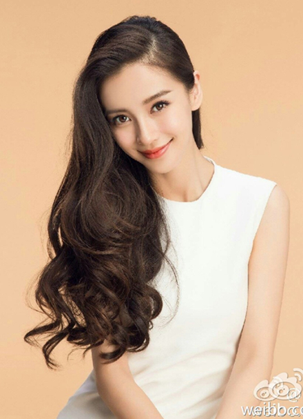 Angela Baby  Angela Baby được mệnh danh là búp bê xứ Trung.  Angela Baby với tên thật Dương Dĩnh được biết đến nhiều hơn khi hẹn hò Huỳnh Hiểu Minh. Cô nàng mang dòng máu Đức này cũng là một trong những cái tên được cư dân mạng nhắc đến thường xuyên khi được hỏi về top mỹ nữ sở hữu gương mặt trẻ thơ.  Tuy dính nhiều nghi án phẫu thuật nhưng không thể phủ nhận gương mặt Vline, chiếc mũi cao dọc dừa và đôi mắt sáng của Angela Baby xứng đáng xếp vào hàng mỹ nữ.