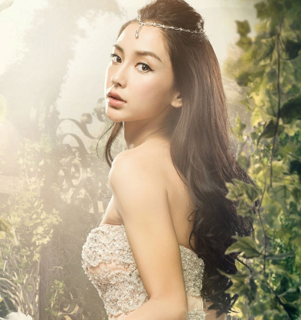 Khuôn mặt như thiên thần của Angela Baby.  Hiện tại, người đẹp rất hạnh phúc bên ông xã huỳnh Hiểu Minh và vừa mới đón chào đứa con trai đầu lòng. Sự nghiệp và gia đình của nữ diễn viên đều đang ở mức viên mãn, điều mà bất kỳ ngôi sao nào cũng mơ ước.