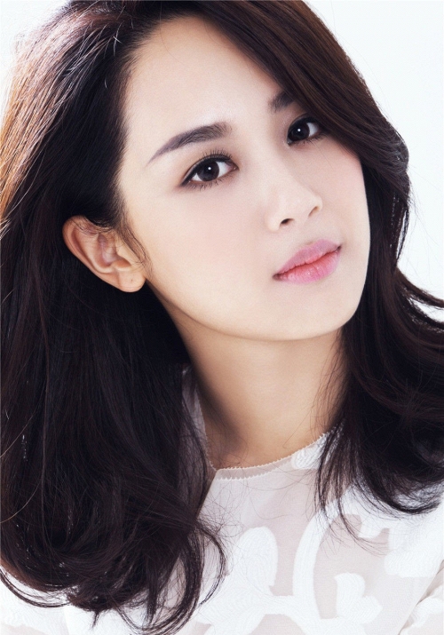 Dương Tử  Dương Tử đóng phim từ lúc cô mới lên 5 tuổi.  Dương Tử - một gương mặt trẻ còn quá mới mẻ đối với công chúng Việt Nam, vậy nhưng tên tuổi của Dương Tử lại không hề mới mẻ trong nền điện ảnh Trung Quốc. Cô nàng sinh năm 1992 này đã đóng phim từ lúc 5 tuổi và góp mặt trong 28 bộ phim truyền hình cùng 8 bộ phim điện ảnh. Không chỉ vậy cô còn giành được giải thưởng Kim Phượng Hoàng lần thứ 14, hạng mục Nữ diễn viên mới xuất sắc nhất.