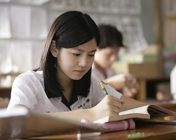 Khuôn mặt tròn của Trần Nghiên Hy rất phù hợp với những vai diễn học sinh.  Tuy nhiên, khi được mời vào vai nữ chính Tiểu Long Nữ trong Thần điêu đại hiệp 2014, Trần Nghiên Hy đã gặp không ít chỉ trích vì khuôn mặt quá tròn không đủ “tiên khí”. Song, cũng từ bộ phim này, hiện nay Trần Nghiên Hy đã có tổ ấm của riêng mình bên cạnh Dương Quá Trần Hiểu. Chuyện tình “phim giả tình thật” của cặp đôi đã làm rúng động giới Cbiz năm 2015.