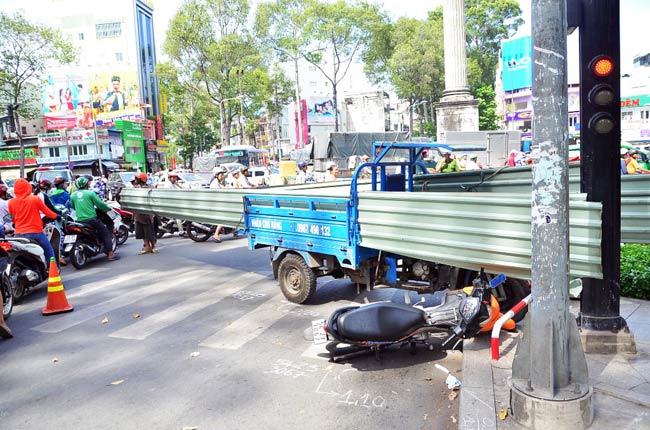 “Máy chém” dài hơn 10m án ngữ khu vực vòng xoay ngã 6