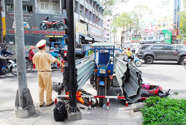 Xe ba gác chở tôn 'làm loạn', cứa 2 người đi đường trọng thương