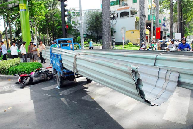 Xe chở tôn làm loạn khiến hai người đi đường bị tôn cứa vào cơ thể phải nhập viện cấp cứu