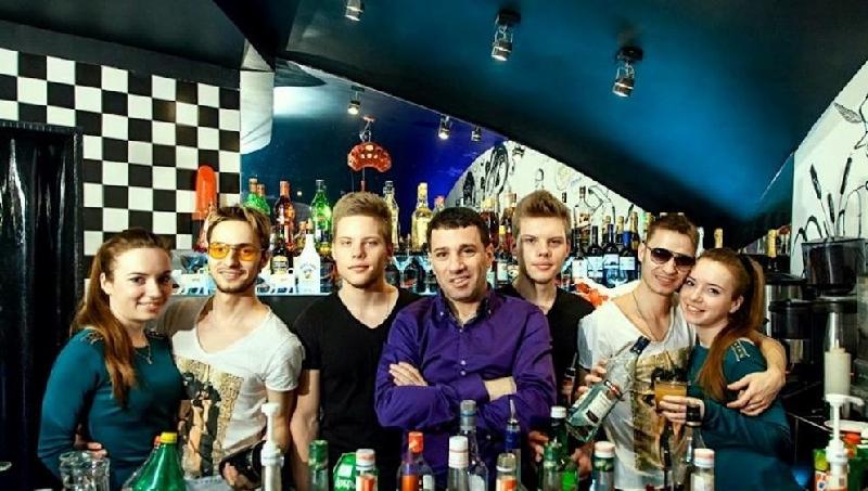 9 nhà hàng khiến du khách vừa ăn vừa run hình ảnh 5 Nhà hàng Twin Stars Diner: Nằm trong một lô cốt tránh bom thời Xô Viết, nhà hàng này được lấy cảm hứng từ bộ phim Kingdom of Crooked Mirrors (tạm dịch: “Vương quốc gương ma”) năm 1964. Toàn bộ nhân viên cửa hàng, từ phục vụ tới pha chế đều là các cặp sinh đôi. Quán đem lại cho thực khách cảm giác siêu thực, như lạc vào một thế giới khác. Ảnh: Fobzy.