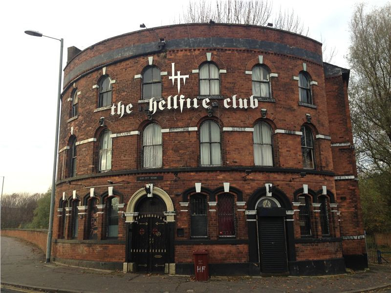 9 nhà hàng khiến du khách vừa ăn vừa run hình ảnh 6 Quán Hellfire Club, Manchester, Anh: Được xếp hạng “quán cà phê kinh dị”, Hellfire Club nằm trong một tòa nhà ma ám. Quán được thiết kế như một căn hầm, trang trí bằng quan tài và xương sọ. Nhân viên phục vụ mặc trang phục như quỷ lùn và ma cà rồng, du khách được khuyến khích làm điều tương tự. Ảnh: Confidentials.