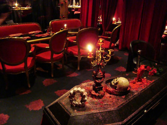 9 nhà hàng khiến du khách vừa ăn vừa run hình ảnh 7 Quán cà phê Vampire, Tokyo, Nhật Bản: Tới đây, du khách sẽ được thưởng thức đồ uống dưới những đèn trần phủ mạng nhện, trên sàn nhà dính máu và các bộ xương nằm rải rác khắp nơi. Không khí u ám khiến bạn tự hỏi liệu chính mình có trở thành bữa tối cho một sinh vật huyền bí không. Ảnh: Japanese Culture.