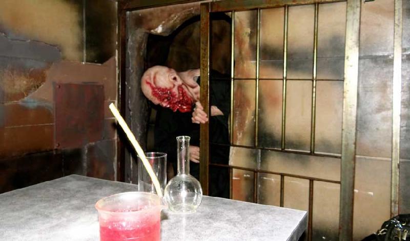 9 nhà hàng khiến du khách vừa ăn vừa run hình ảnh 9 Quán The Lock Up, Tokyo, Nhật Bản: Đúng như cái tên của mình, quán cà phê này “nhốt” du khách bên trong và phục vụ những món đồ uống quái dị. Nơi này lạnh, ẩm ướt và đầy những con quái vật đáng sợ có thể xuất hiện bất cứ lúc nào. Nếu muốn rời khỏi đây, bạn phải chọn đúng một trong ba cánh cửa. Ảnh: Guiddoo.