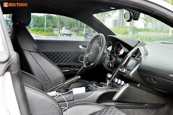 Những chi tiết ốp trong xe cũng đã được làm bằng sợi carbon, làm tăng chất thể thao của siêu xe R8 lên một tầm cao mới đậm chất của bản V10. ay lái của chiếc xe cũng đã không còn 