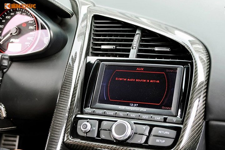 Nhìn vào nắp xi-lanh, có thể thấy rằng chiếc R8 này thuộc phiên bản V8. Tuy nhiên các phần nắp che ở bên dưới đã được chủ nhân thay bằng nắp của bản V10, làm từ sợi carbon siêu nhẹ. Ngoài ra, hộp số tự động 6 cấp R-Tronic của chiếc xe cũng đã được thay mới hoàn toàn, đem tới sự tin cậy khi vận hành về lâu dài. 