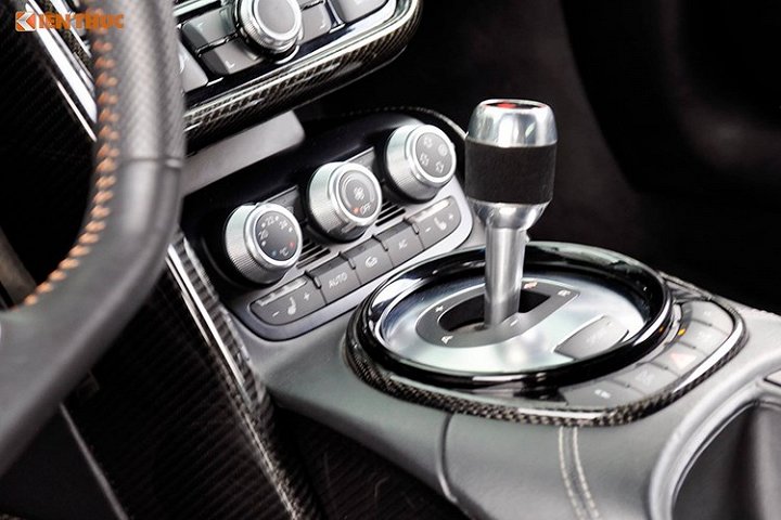 Kết hợp với hệ dẫn động 4 bánh quattro, chiếc xe có thể tăng tốc từ 0-100 km/h trong 4,6 giây và đạt tốc độ tối đa lên tới 301 km/h. Dù đã được độ 