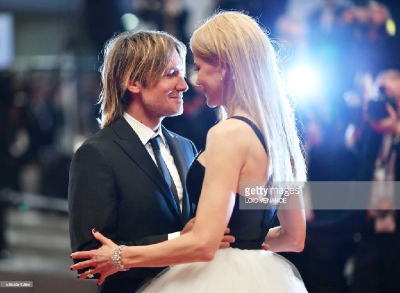 Thảm đỏ Cannes hôm 22/5 quy tụ nhiều nghệ sĩ hạng A trong sự kiện ra mắt phim The Killing of a Sacred Deer. Phim do Nicole Kidman, Colin Farrrell đóng chính, được đề cử Cành cọ vàng. Trên thảm đỏ, Nicole Kidman trẻ trung ở tuổi U50 trong bộ đầm dáng phồng của Calvin Klein. Khoảnh khắc cô và ông xã Keith Urban đắm đuối bên nhau trở thành tiêu điểm trong ngày thứ 6 của Cannes.