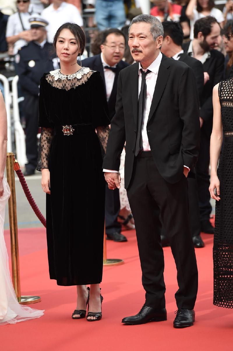 Kim Min Hee và Hong Sang Soo diện đồ cùng tông khi xuất hiện. Cặp sao tình cảm trước ống kính sau những ồn ào ngoại tình. Hong Sang Soo vì Kim Min Hee đã đệ đơn ly hôn với vợ.