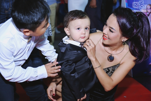 Bé Bơ được mẹ - diễn viên Lý Thanh Thảo - chăm lo từng chút một. Vẻ đáng yêu của bé khiến nhiều khán giả có mặt không ngừng trầm trồ thích thú.