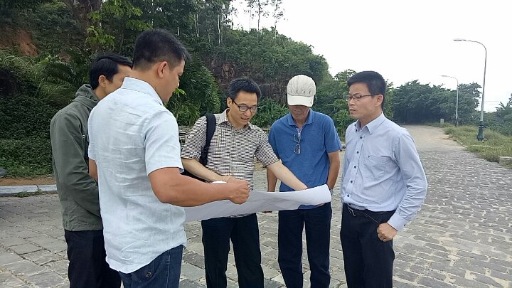 Phó Thủ tướng Vũ Đức Đam chỉ cùng một số 