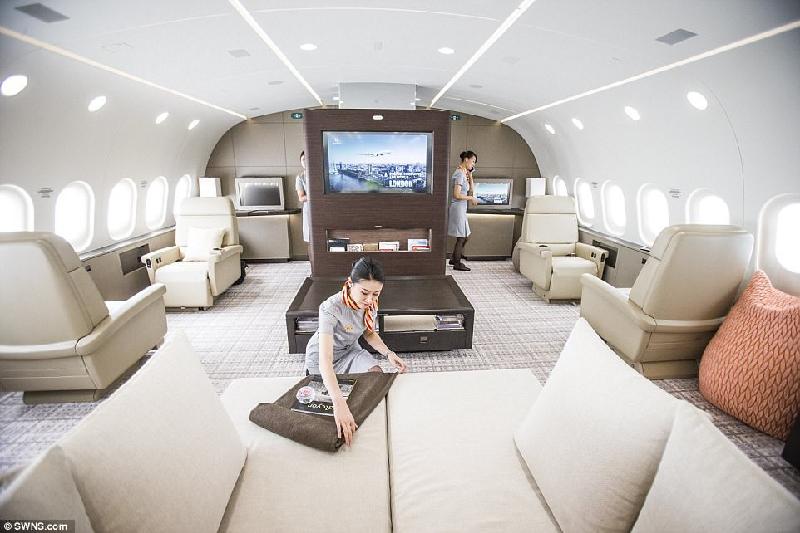 Trên đường băng, chiếc Boeing 787 này có vẻ không khác gì các máy bay thương mại khác. Tuy nhiên, bên trong đã được cải tạo lại, với những tiện nghi xa xỉ nhất, thậm chí có thể còn hơn cả máy bay chở nguyên thủ.