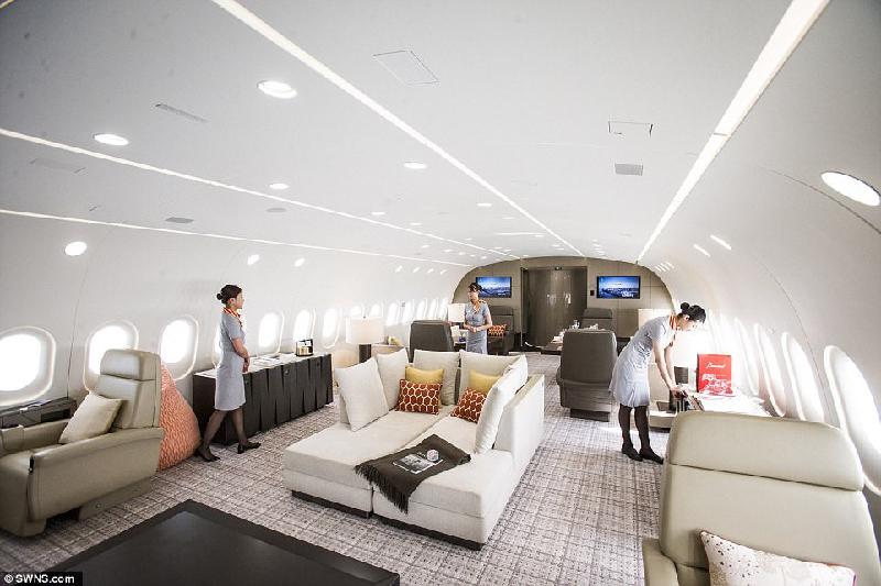 Những chiếc ghế bọc da có thể ngả ra thành giường được bố trí rải rác quanh cabin rộng 220 m2.