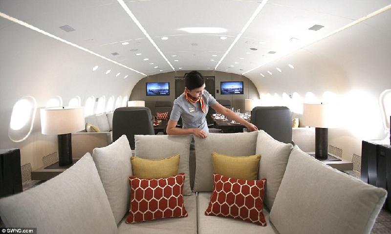 Ghế sofa và gối được lựa chọn kỹ lưỡng để đem lại sự thoải mái cho hành khách.