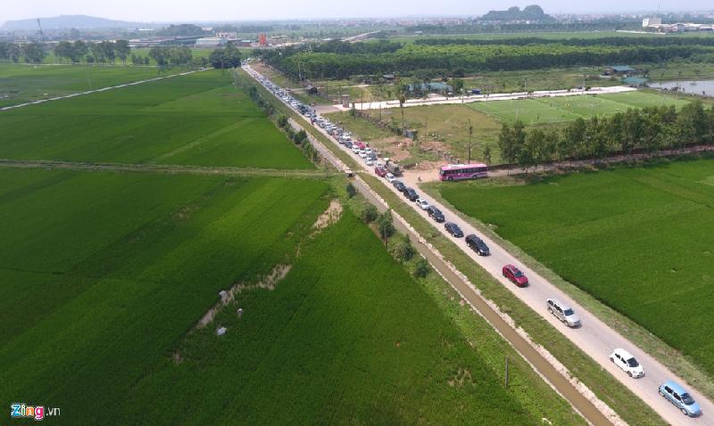 Sáng 1/5, hàng nghìn người rồng rắn kéo nhau về khu du lịch này khiến con đường nhỏ nối từ đại lộ Thăng Long vào trở nên ùn ứ dài.