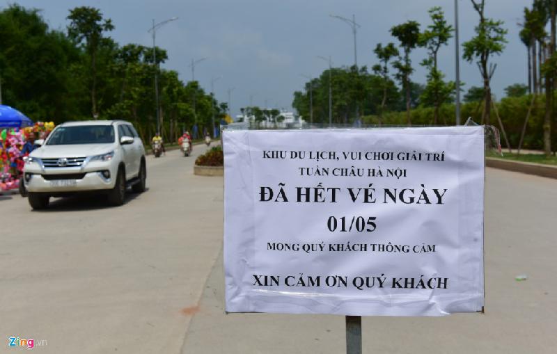 Khu du lịch vui chơi, giải trí Tuần Châu Hà Nội treo biển hết vé ở khắp mọi nơi. Nhân viên tại đây cho biết sẽ chỉ bán vé trở lại vào sáng hôm sau.